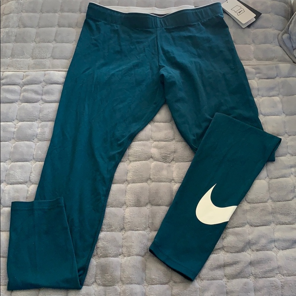 Nike Womens swoosh legging